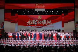光辉的旗帜丨全场齐唱《没有共产党就没有新中国》图片