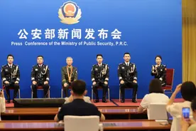 今天，他们与“七一勋章”获得者崔道植一起登台！图片