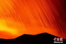 意大利埃特纳火山喷发 火红熔岩飞溅四射图片