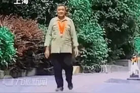大爷佩戴“光荣在党50年”奖章满街蹓跶，网友：我家有两个图片