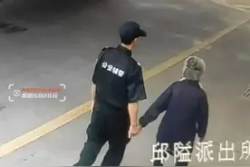 22岁年轻辅警和84岁老奶奶手牵手“遛弯”，这一幕，真暖图片
