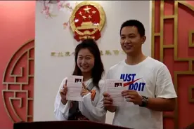 “七一”，这对抗疫情侣终于领证了图片
