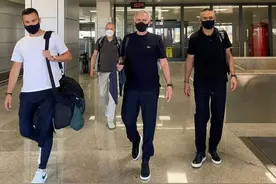 穆里尼奥坐私人飞机抵达罗马，准确预测意大利晋级四强图片