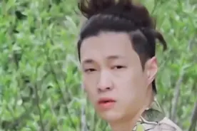 毫无偶像包袱！张艺兴纯素颜出镜 头发蓬乱大写的懵图片