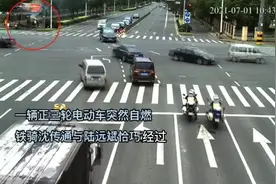 电动三轮车街头突发自燃 路过的铁骑队员挺身而出……图片
