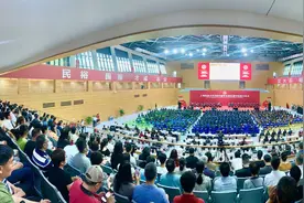 钟南山现身上科大毕业典礼寄语青年学子：你们生逢盛世，不但有志气，而且要争气图片