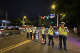 打击“抛冒滴漏”、车身不洁！成都针对运渣车辆开展执法专项行动图片