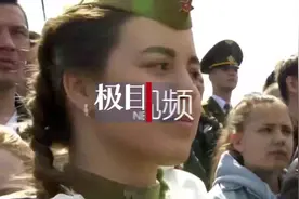 乌克兰女兵穿高跟鞋进行阅兵训练，抗议者：总统和部长也得穿！视频封面