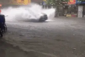 雨天开车溅人一身水，违法图片
