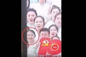 在七一建党百年庆典3000人合唱团中找到姐姐，三兄妹的反应亮了图片