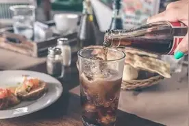 可乐会“腐蚀”牙齿？这几类食物，可能比糖还“毁牙”！可惜很多人还不知道……图片