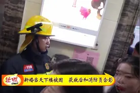 婚礼马上开始，新郎新娘伴郎伴娘全被困在了电梯里……图片