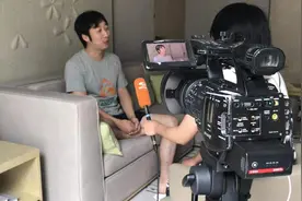 《叛逆者》里的“摸鱼王”现身成都 采访现场飚演技图片