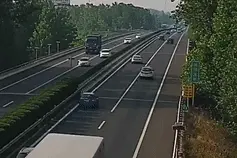 记录仪视角曝光！轿车撞围栏侧翻，下方就是河！原因值得警醒图片