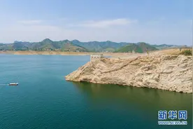 新华全媒+丨看长城保护员如何守护这段绝美“水下长城”图片