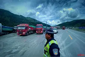 四川松潘在国道旁建“卡车之家”货车司机：这是G213线最温暖的地方图片