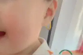 人类幼崽安慰人的功力有多强？网友：让我先哭会儿，太暖了……图片