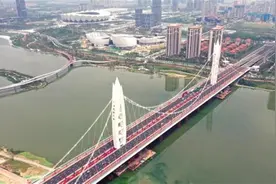 “世界第一宽”空间双索面自锚式悬索桥通车图片