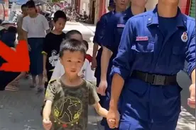 消防员街头巡逻，小男孩突然跑来牵手视频封面