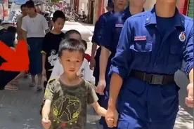 消防员街头巡逻，小男孩突然跑来牵手视频封面