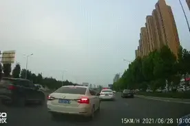 网友举报菏泽黄河路上一小轿车恶意别车，交警：安排图片