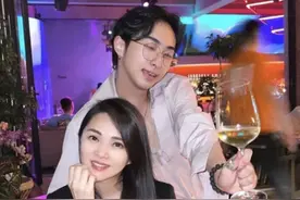 哈利晒与伊能静合影配文“最亲爱的妈妈”母子同框画面温馨图片