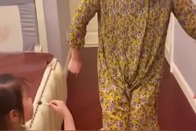 爸爸穿裙子教女儿“防走光”，细致拆分每一个动作笑翻网友：有点费腿视频封面