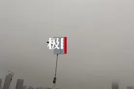 夏晨薄雾，水汽氤氲笼江城图片