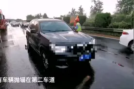 惊险！雷雨天高速行车 闪电从天而降直击车边……图片