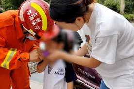 女童吃糖被糖盒吸住嘴，消防到幼儿园“破拆”视频封面