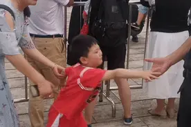 泪目！人山人海中，他偷偷追着警察爸爸跑！网友：破防了图片