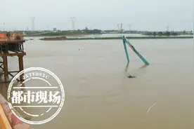 江西：挖掘机陷进江水里，“谁来救救我？”图片
