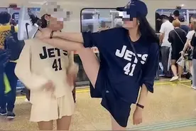 女子未戴口罩站台撑地跳跃惹争议 网友：轨交站不是秀台图片