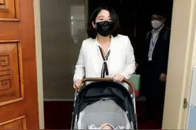 韩国90后女议员推婴儿车上班：要求带娃进国会 引发热议（图）图片