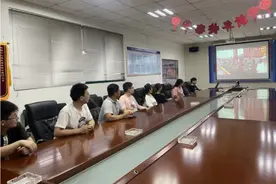 青岛地铁四号线05工区组织观看中国共产党成立100周年庆祝大会直播图片