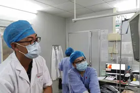 小牙签戳破十二指肠扎进肝脏，六小时大抢救救下年轻生命图片