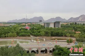 新疆图木舒克见闻：苍翠魅力新城在沙漠边崛起图片