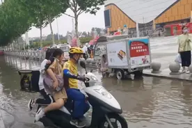 聊城这位乐于助人的外卖小哥找到了！他骑车载人过马路，自己却脚蹚积水图片