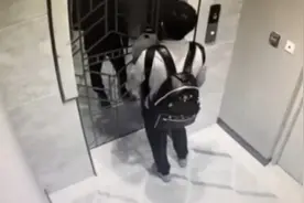 从健身房出来，男子只能爬进电梯图片
