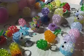 美术专业女孩做手工艺品：自己挣钱花着更舒心视频封面