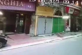 越南4岁小女孩翻越阳台跌落 过路男子在下方接住图片