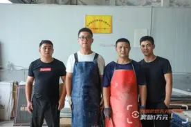19岁准大学生每天搬砖几千斤，只为靠双手挣学费！这个逆风追梦的小伙，真帅图片