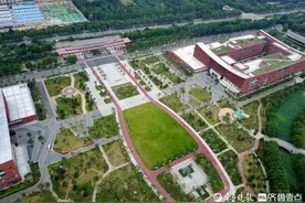 航拍山东交通学院长清校区，长清湖畔好风光图片