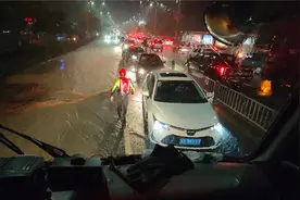 四川巴中突降暴雨，街道积水严重！消防紧急出动涉水救援视频封面