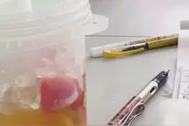 还挺灵活！男孩假装趴桌休息用脚翻页看漫画，网友调侃：眼神不错图片