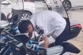 细节决定成败！超市保安给顾客电动车贴膜防雨 网友：难怪生意好图片
