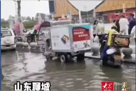 暴雨后化身“摆渡人”，山东这个外卖小哥说：这没什么，稀松平常图片