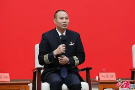 我是党员｜“英雄机长”刘传健 把旅客安全送达目的地是我的责任图片