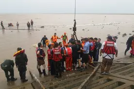 一场关乎生命的救援！浙江台州警民合力紧急营救搁浅鲸鱼图片