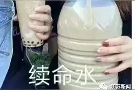 大写的快乐！民警高温天巡逻归来，喝到了这杯特殊的冰奶茶图片